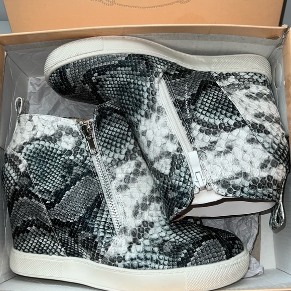 High-Top Wedge Sneakers. - Picture 7 of 8